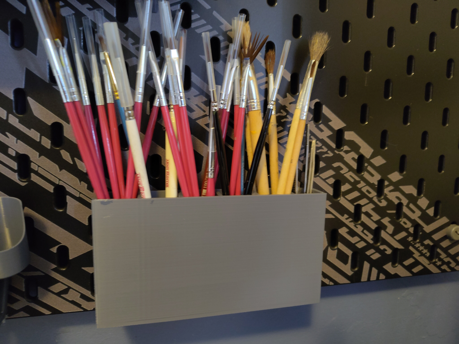Skadis complete brush holder