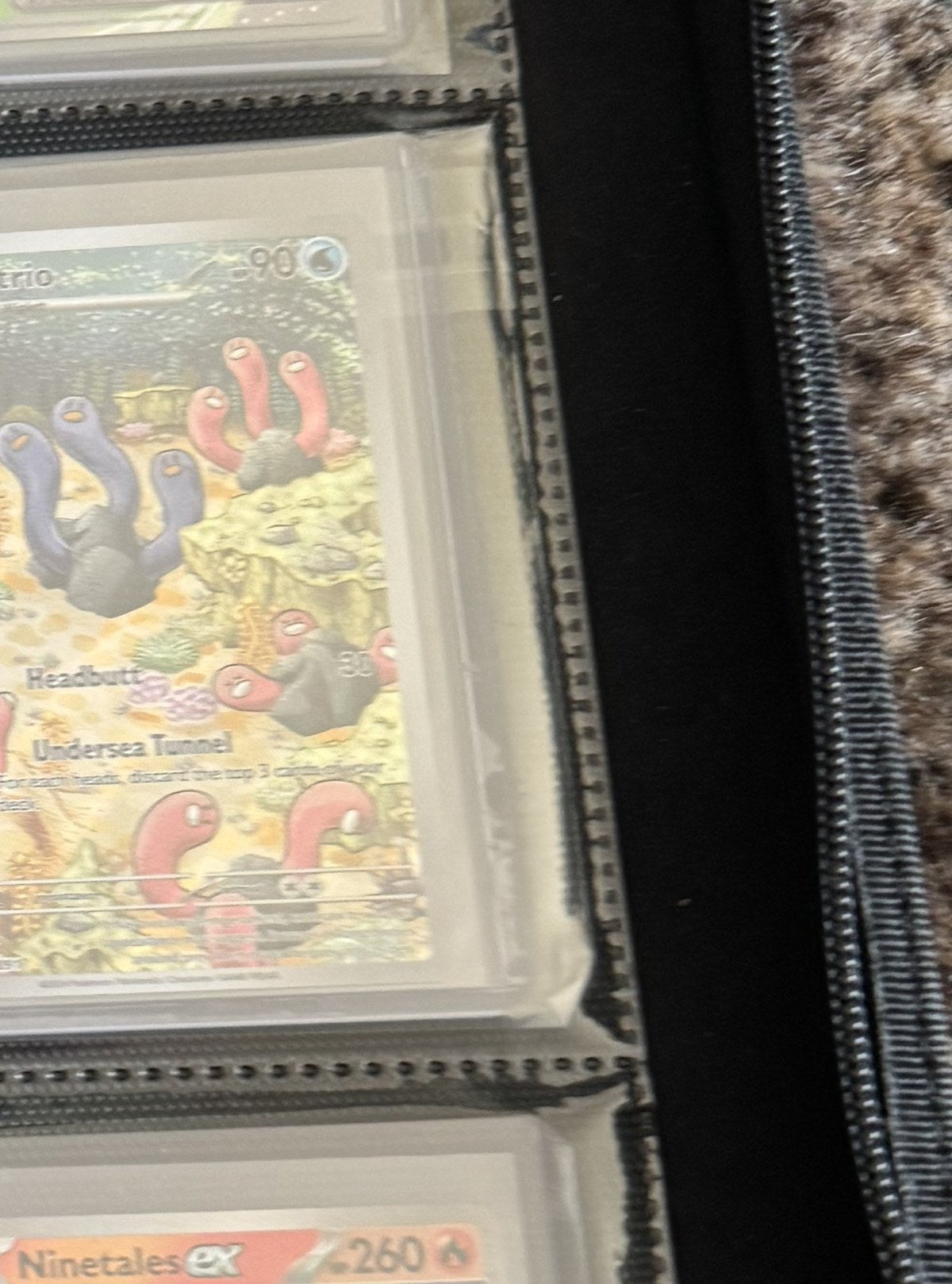 Wugtrio - Paldean Fates #224/091 (Illustration Rare) (Engelsk)